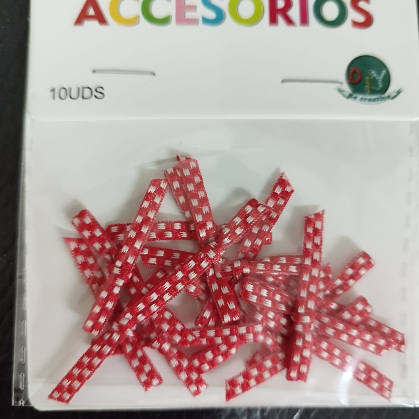 Lacitos rojos de tela