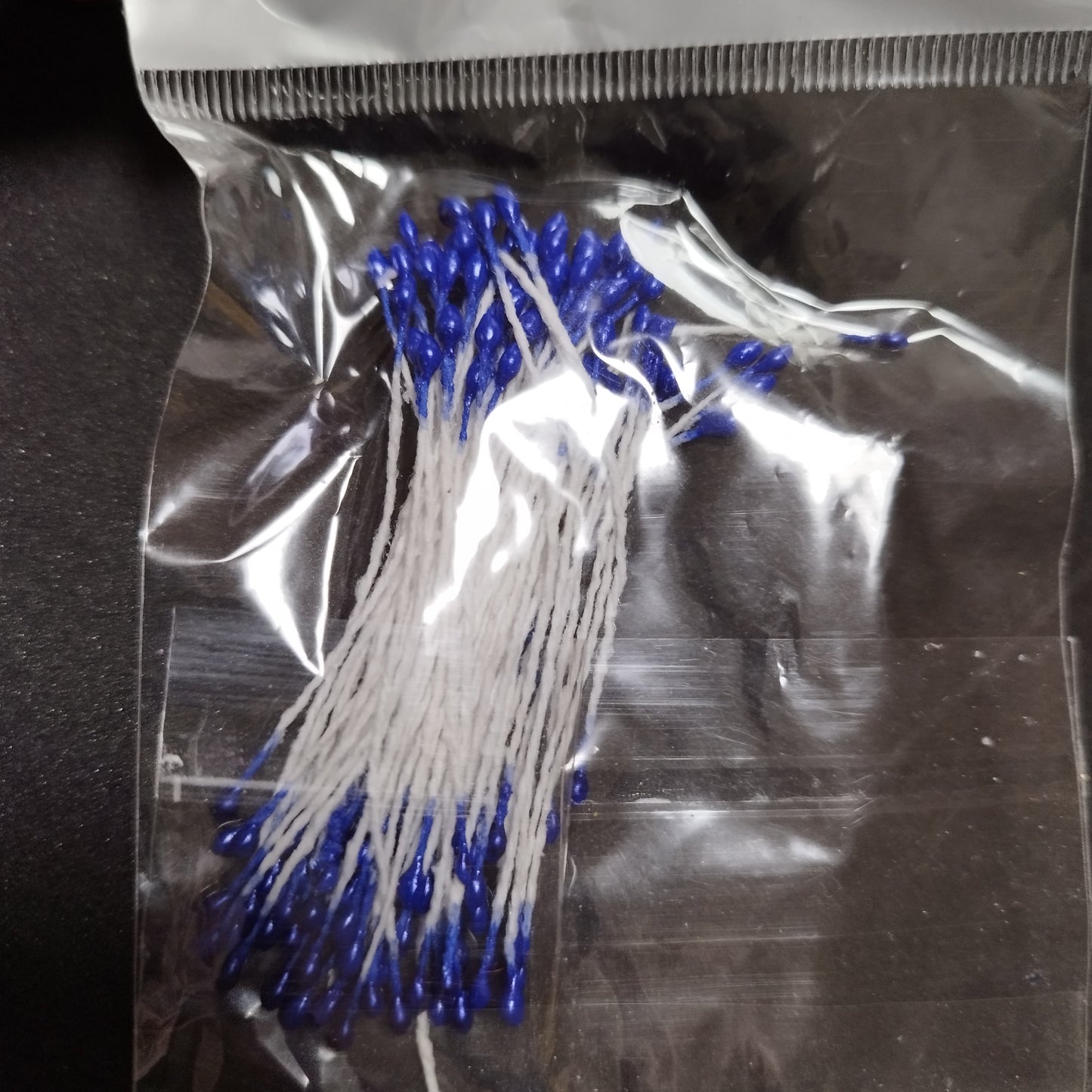 Pistilos perlados. Color azulón